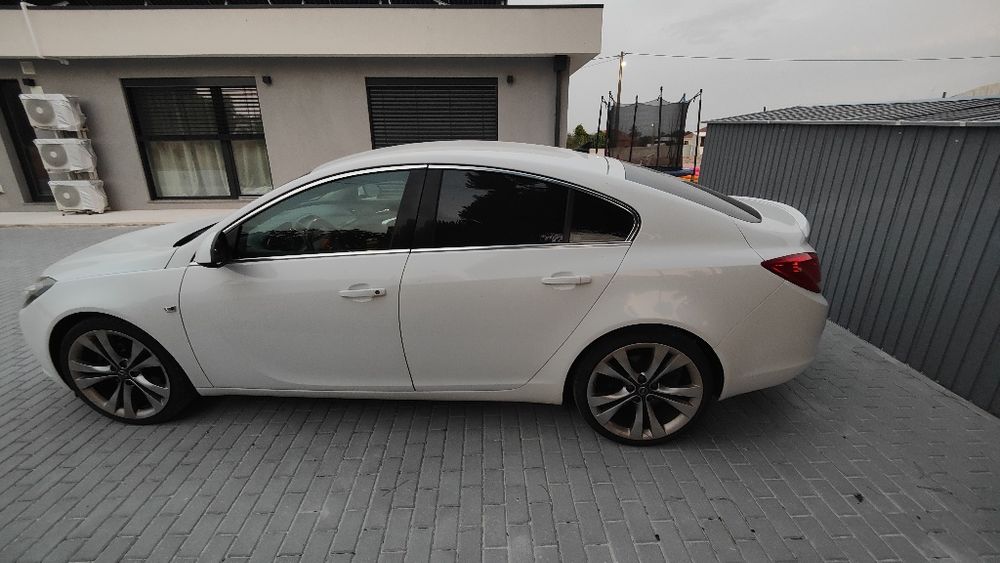 Opel Insignia com inspeção até Outubro de 2026