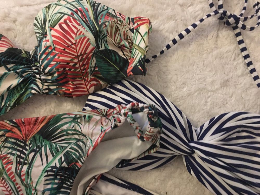 Biquinis tropical e riscas