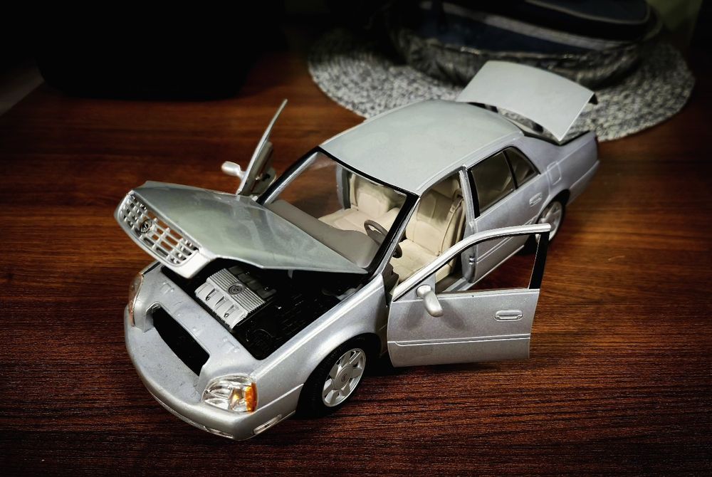 Cadillac DTS DeVille 1:18
