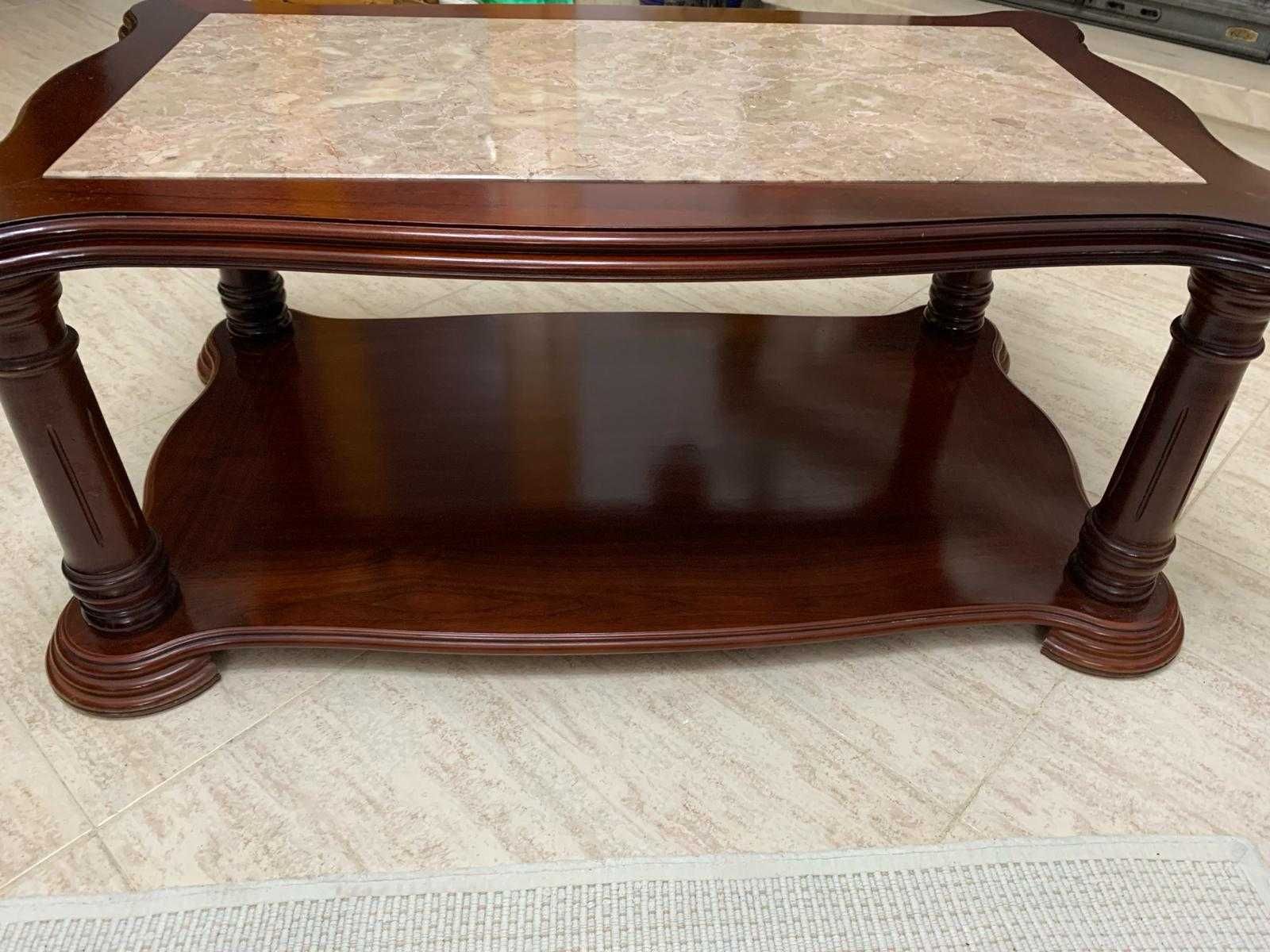 Mesa de madeira com tampo mármore