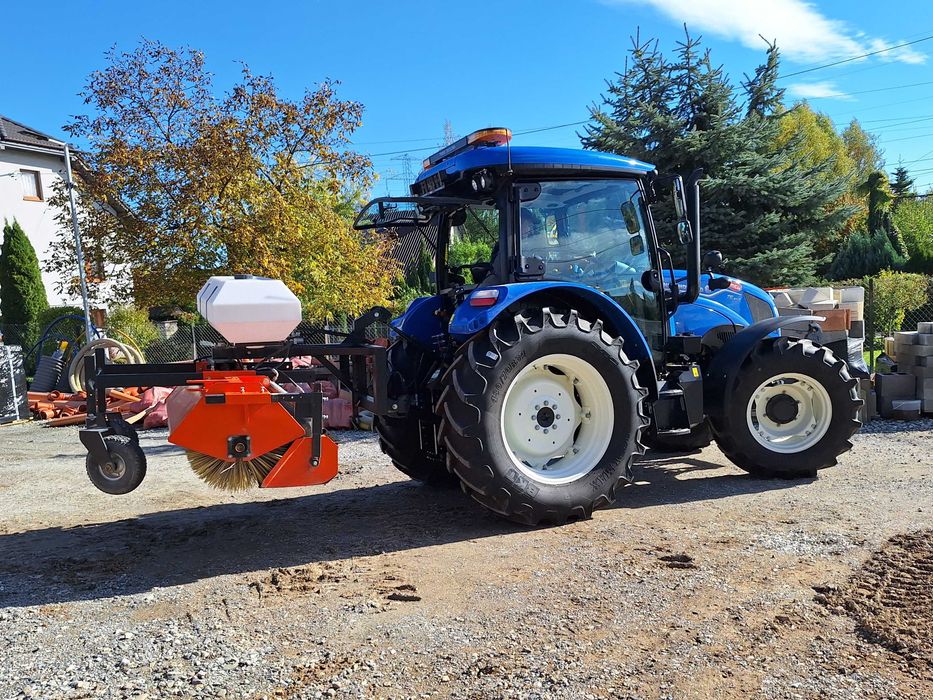 Zamiatanie ulic placów parkingów czyszczenie zamiatarka ciągnik Kraków