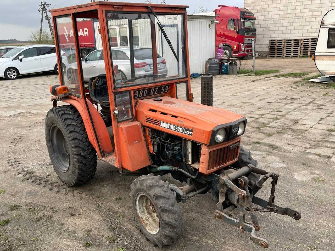 Traktor Mini Kubota B8200 HST 4x4 Przedni TUZ, WOM Zamiana
