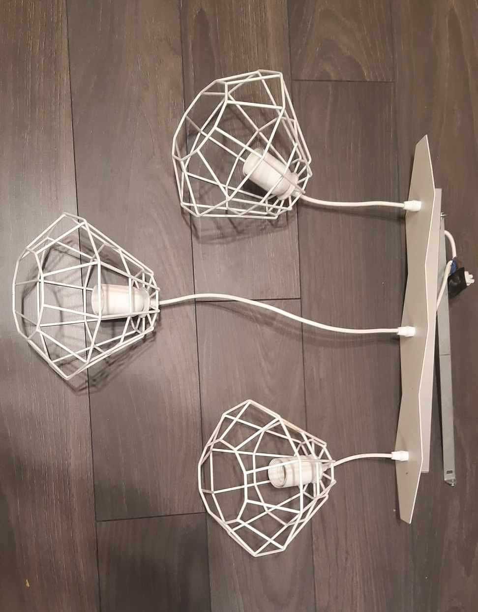 lampa wisząca z trzema punktami świetlnymi