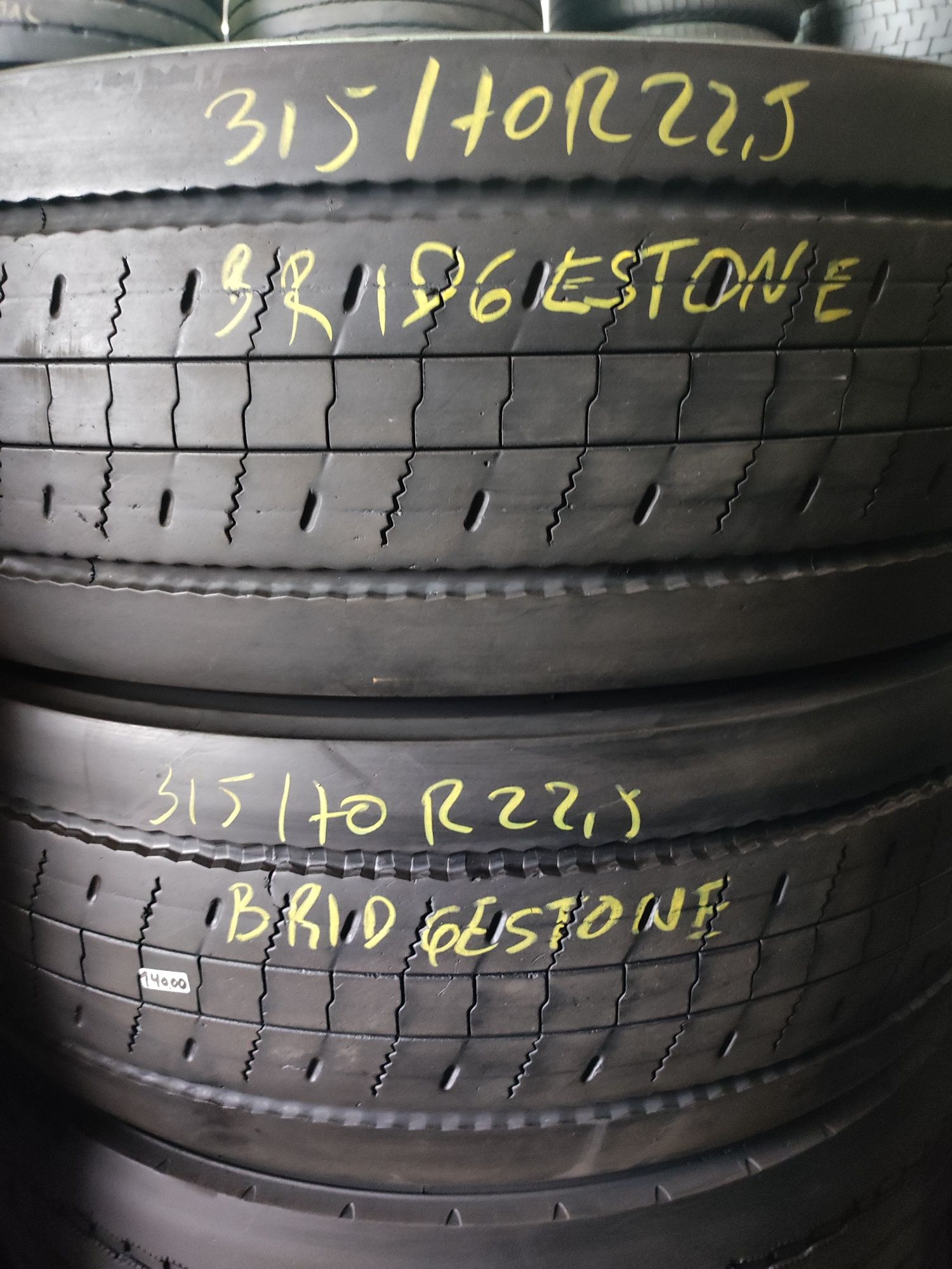 315/70R22,5 Bridgestone usados direcção