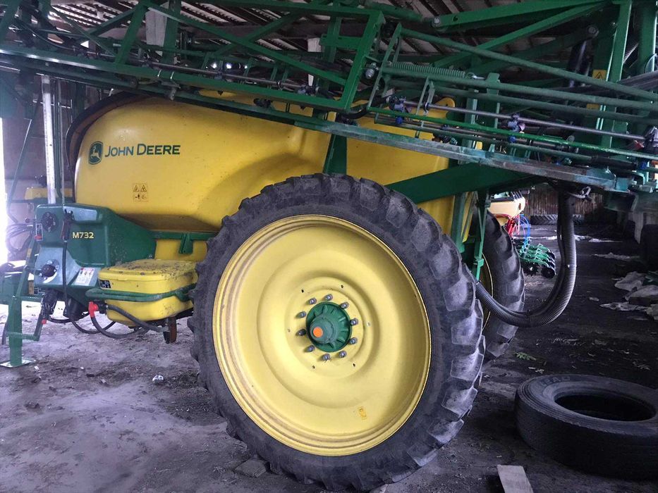 Причіпний оприскувач John Deere M732i