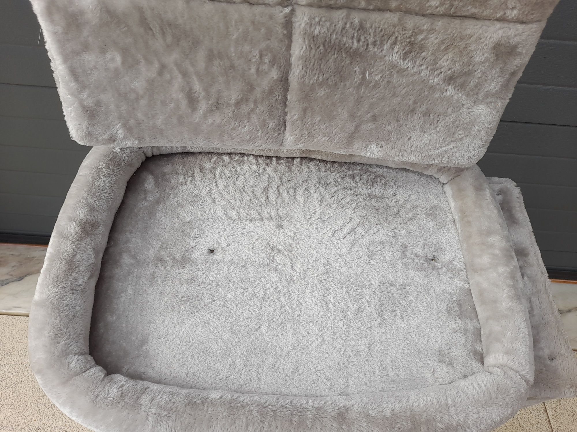 Cama para gatos com arranhadores