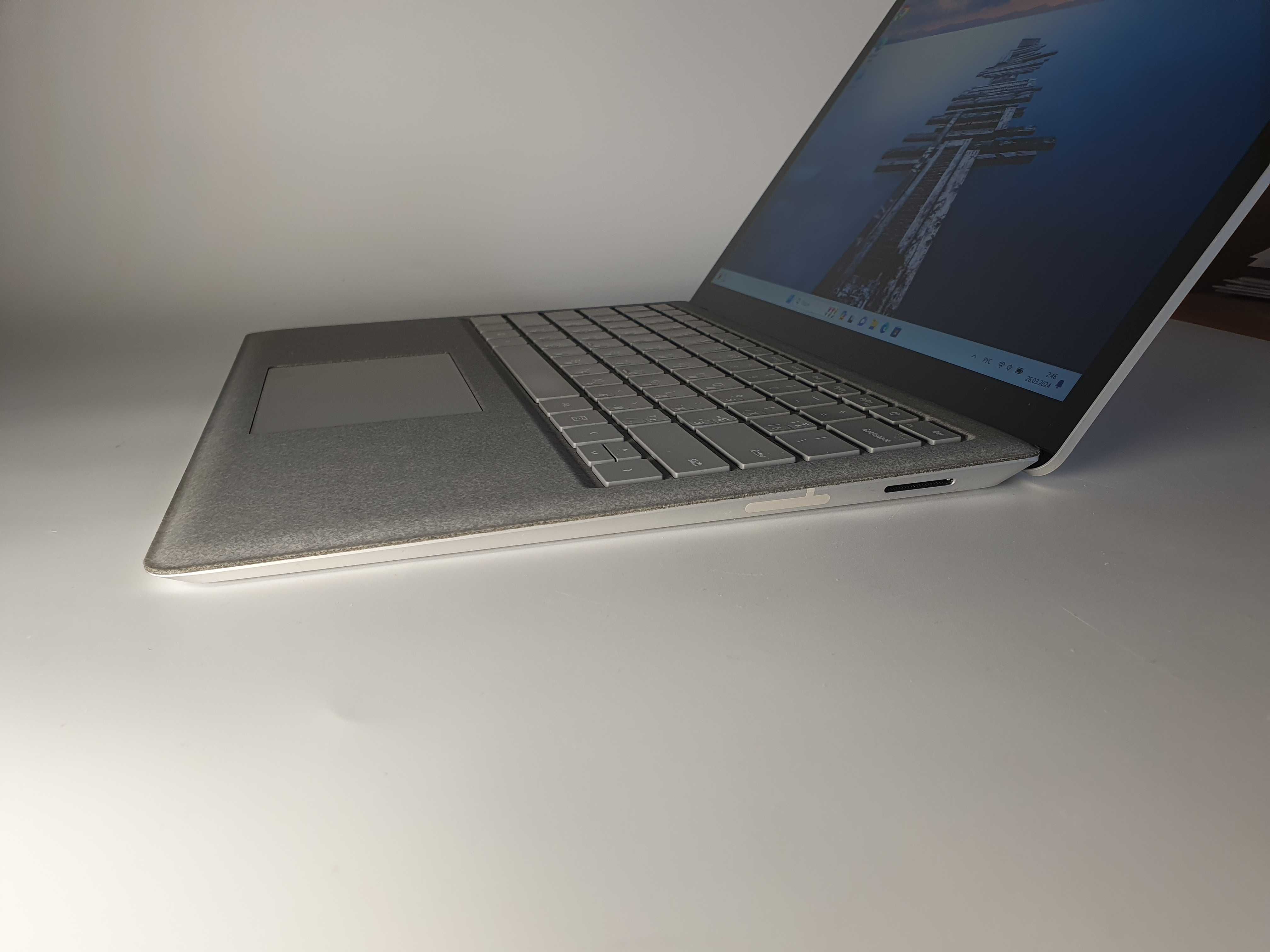 Microsoft Surface Book 2 Intel i5-8250U, 8GB RAM, SSD 128Gb