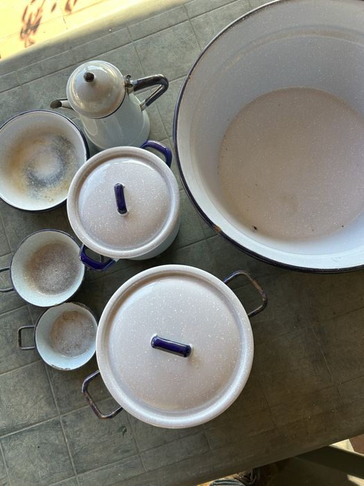 Louça em esmalte antiga