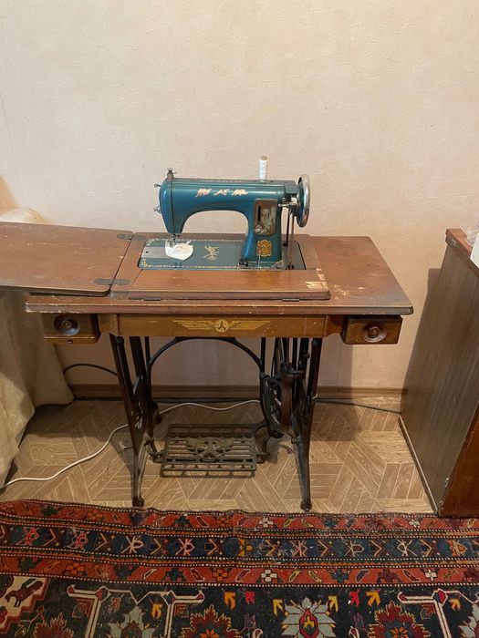 Продам морозильную камеру и две ножные швейные машинки