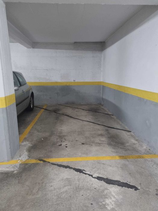 Arrenda lugar estacionamento parqueamento Estrada Falagueira Amadora