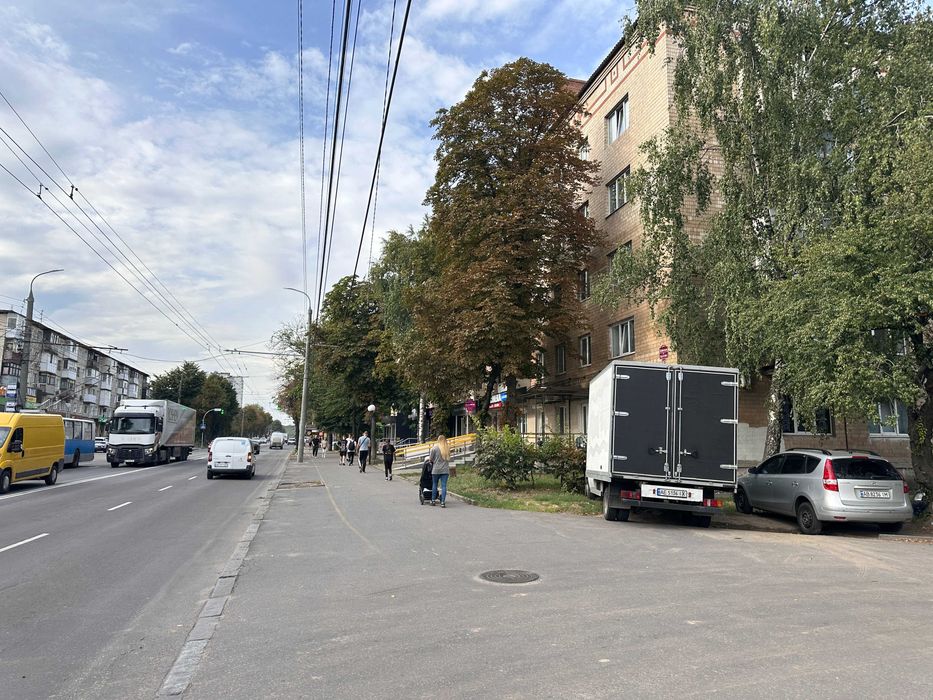Продаж фасадного приміщення поруч з лікарнею Київська