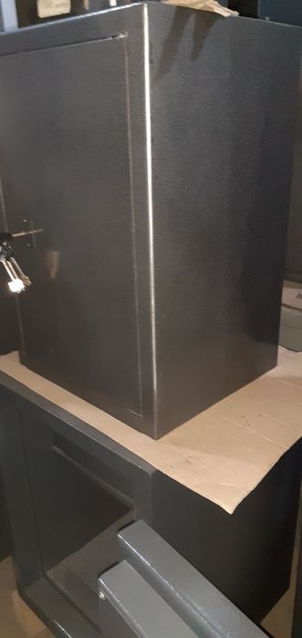 Продаю б.у канцелярский сейф.