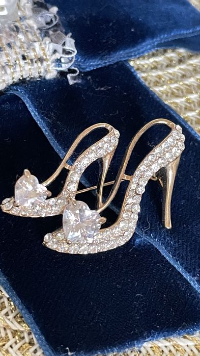 Колекційна брошка «Черевички» з кришталем в золотому металі