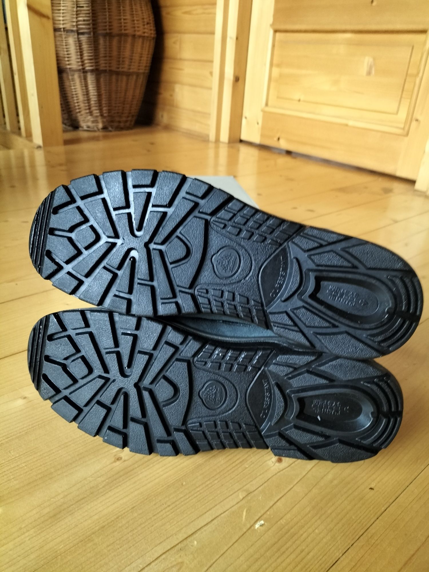 Buty robocze Bata 45 nowe