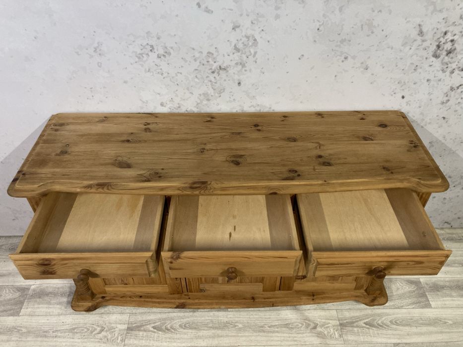 Duża, zdobiona komoda sosnowa