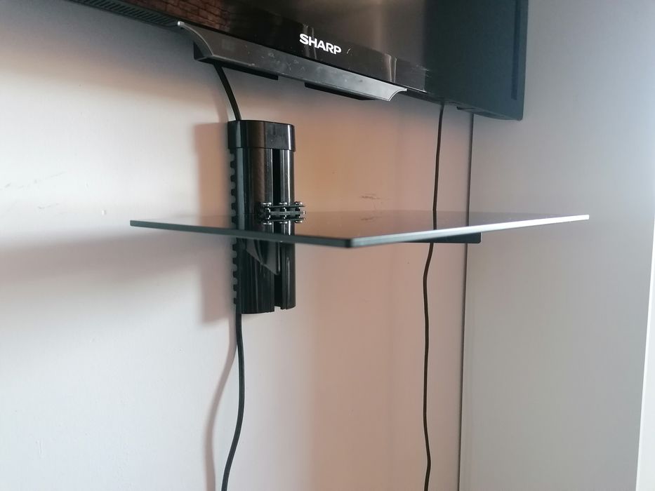 Półka szklana pod telewizor