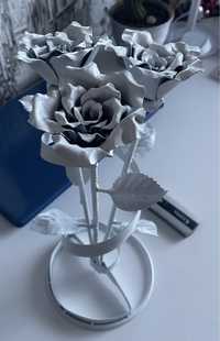 Ковані троянди з стрічкою, які коливаються