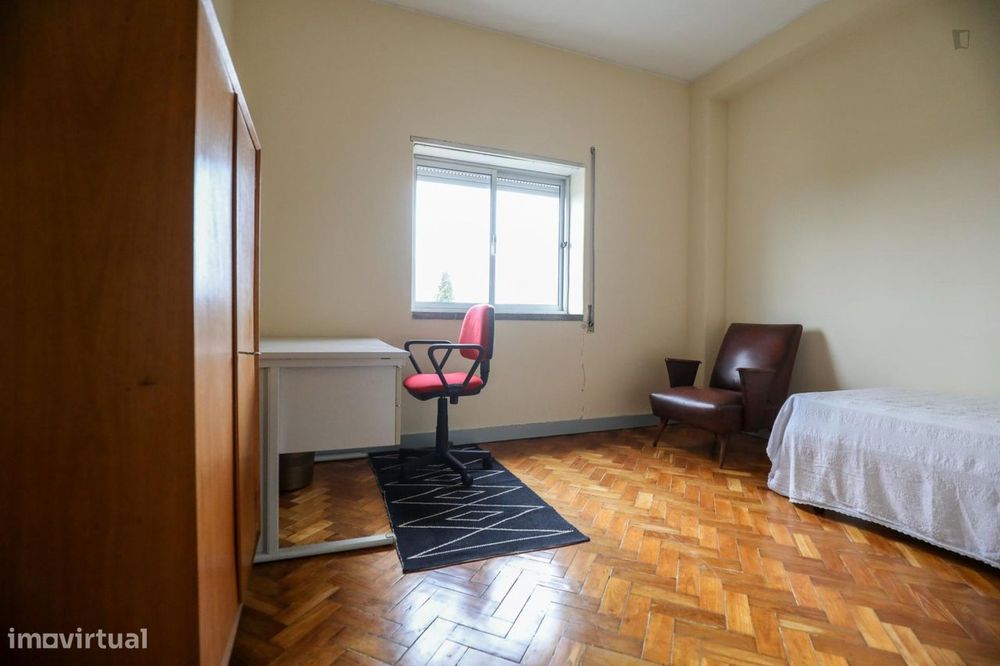 530743 - Quarto com cama de solteiro em...