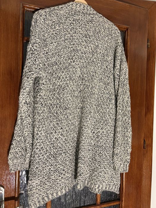 Długi sweter kardigan z kieszeniami