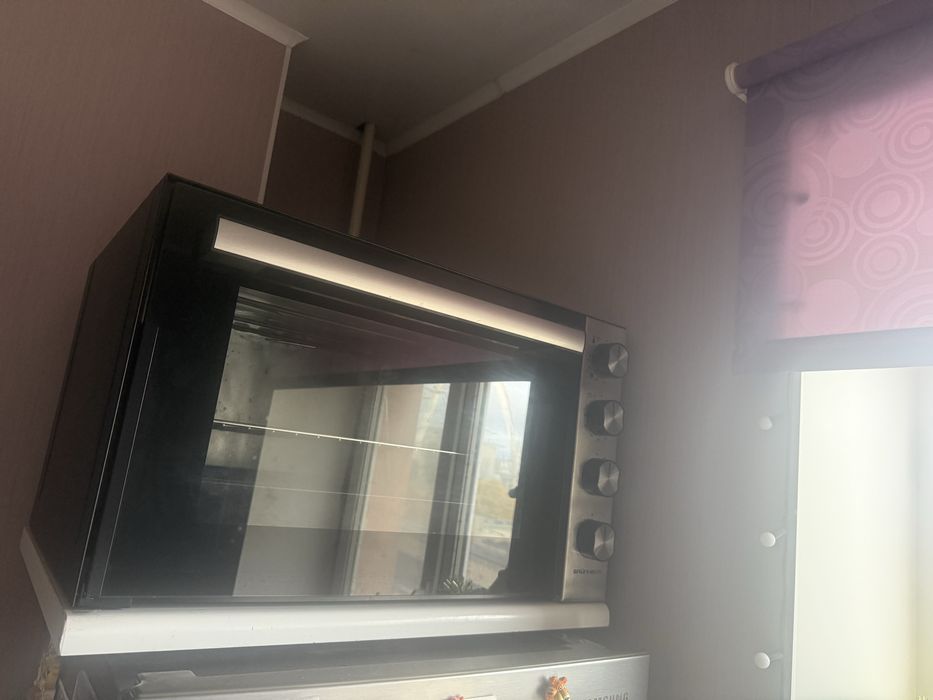 Піч електрична Grunhelm в гарному стані. 70л., 2500 Вт.