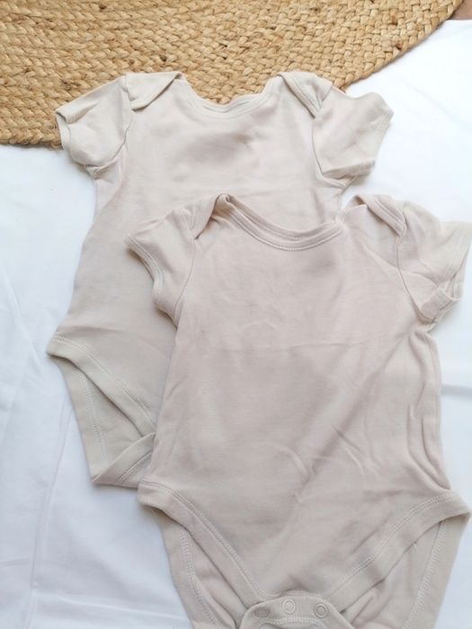 Pack de 5 Bodies Brancos e Beges de Bebé