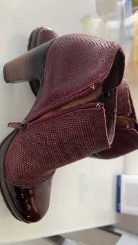 Botins de salto cor bordeaux