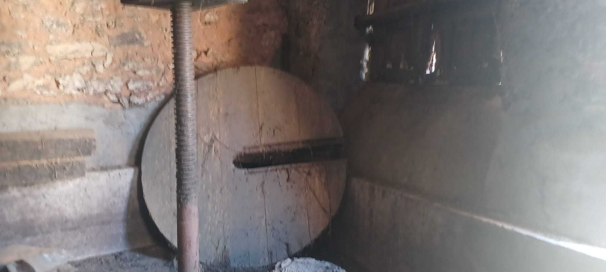 Conjunto de Fuso e Prensa de Lagar Antigo