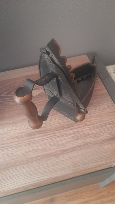 Ferro de engomar a carvão