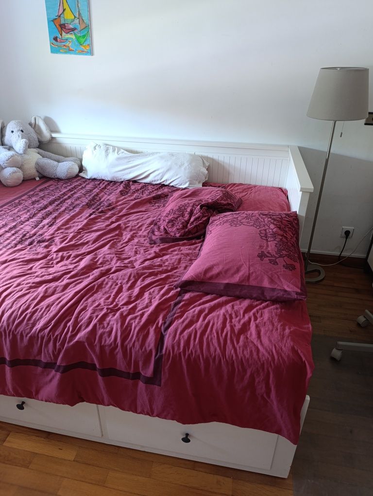 Cama dupla ikea.