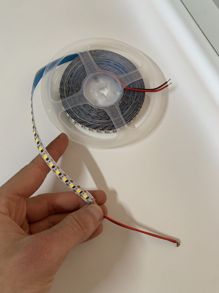 Світлодіодна LED стрічка 5V тепла біла 2700K