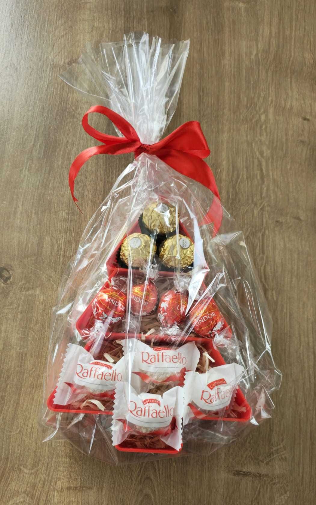 Kosz prezentowy słodka choinka prezent upominek Rafaello Lindor