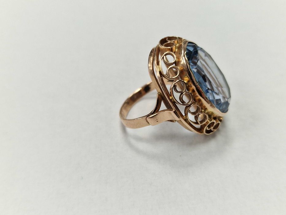 Złoty pierścionek damski/ 585/ 9.37 gram/ R13/ Topaz/ Polska 1963-86