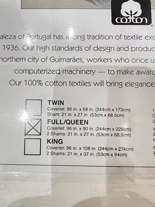 Colcha de exportação com duas almofadas iguais.