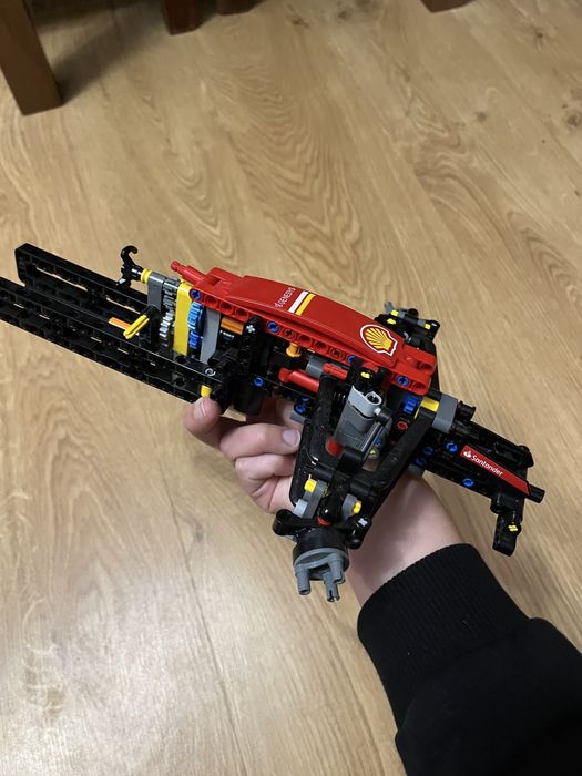 Конструктор Лєго Ferari SF-24