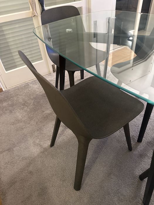 Mesa de vidro com 4 cadeiras