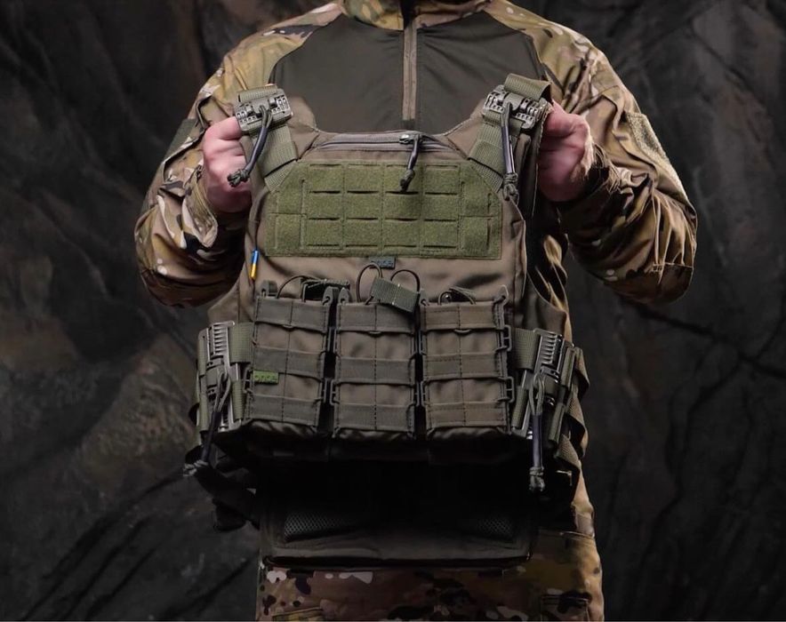 Плитоноска з підсумками під АК