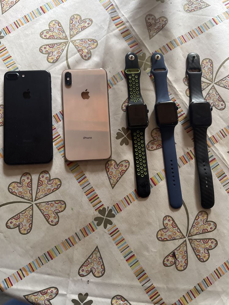 Conjunto de iPhones e apple watch .