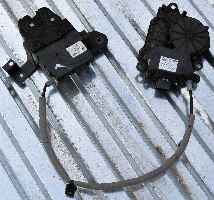 Zamek tylnej klapy z dociągiem Range Rover Vogue L405 rok od 2012