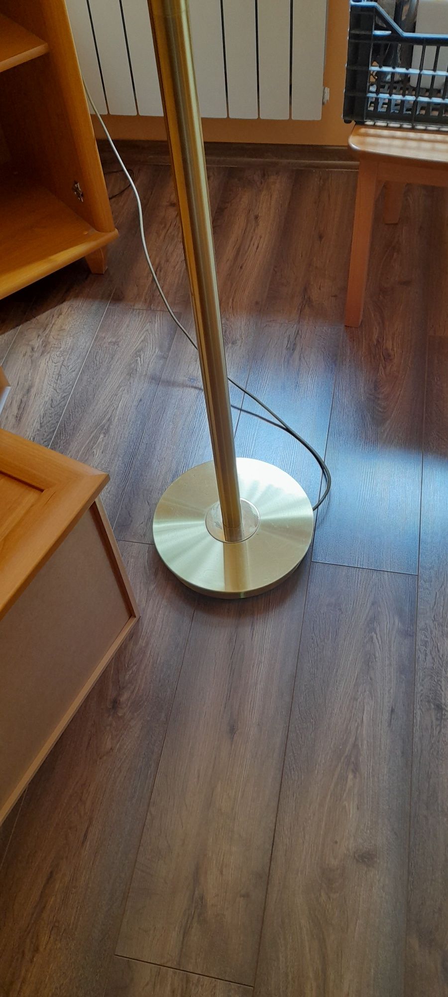 Sprzedam stojąca  lampę  w kolorze złotym. Do lampy  dodam żyrandol