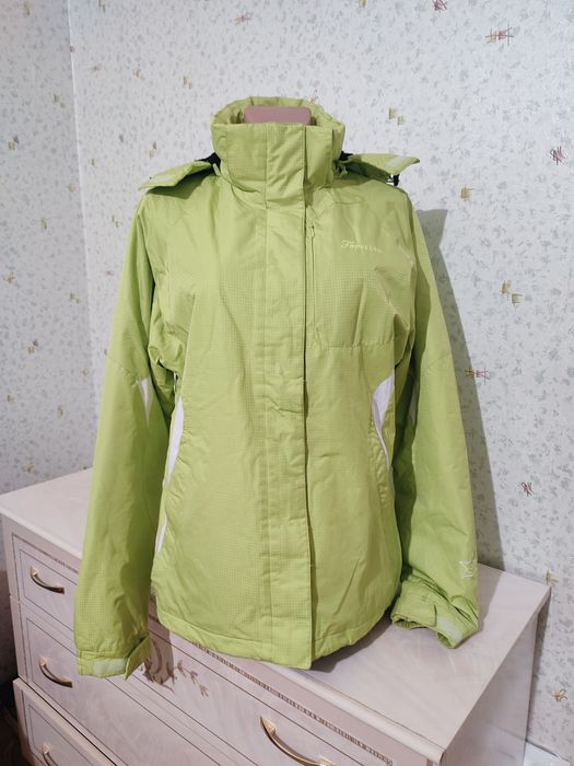 Продам теплую спортивную куртку женскую зима L/48