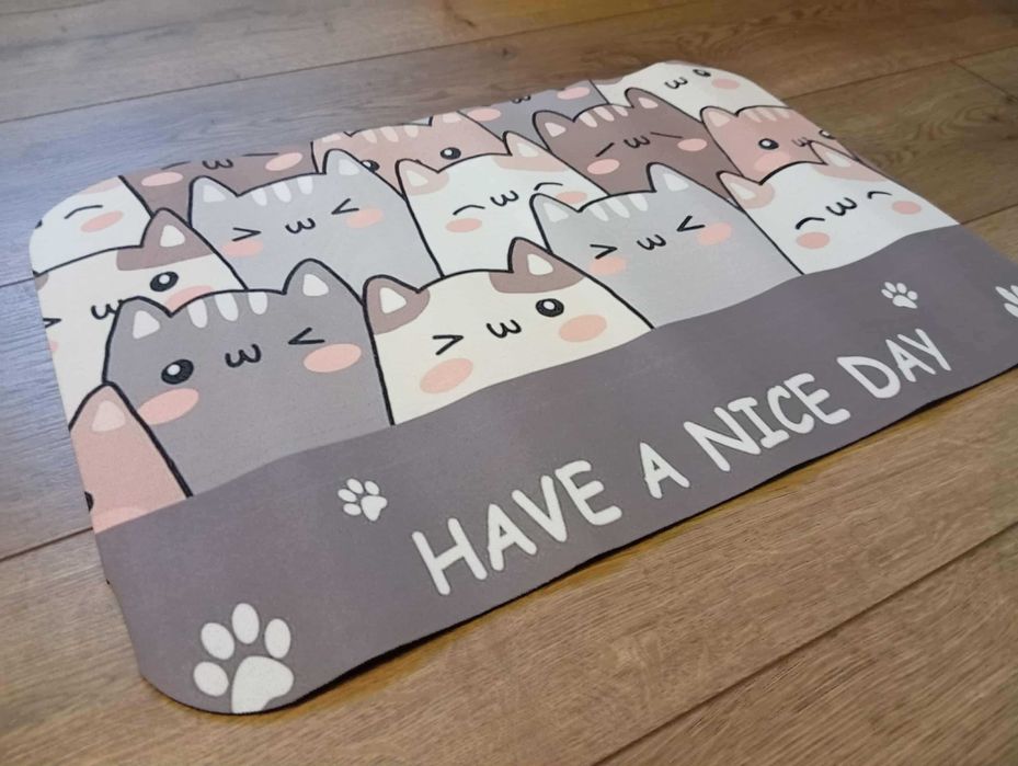 Mata podłogowa z uroczymi kotami i napisem "Have a nice day"