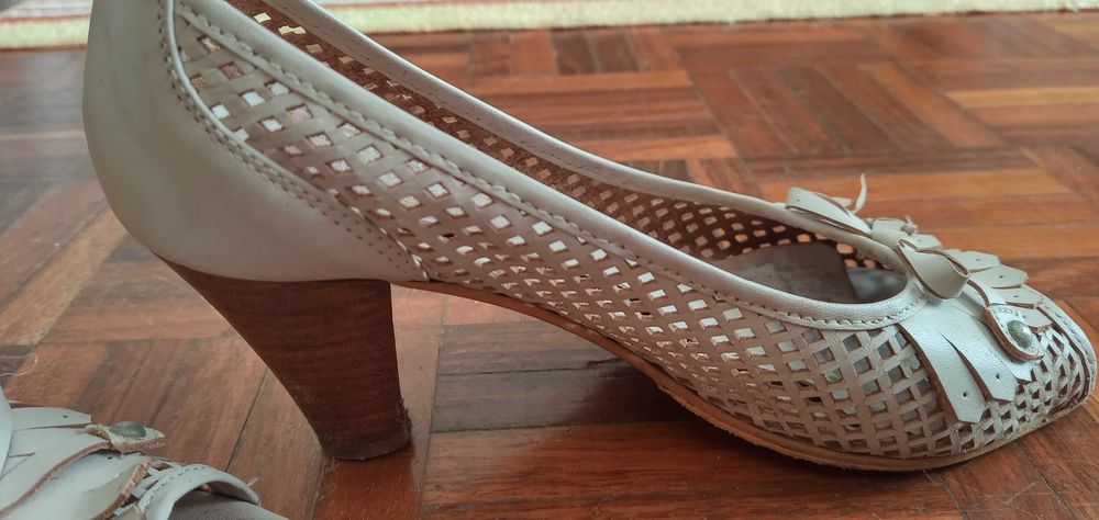 Sapatos brancos salto e sandálias pele cunha Runner Bean 15€