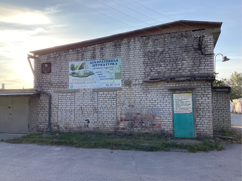 Продам гараж біля озера . Цегляний , високий .
