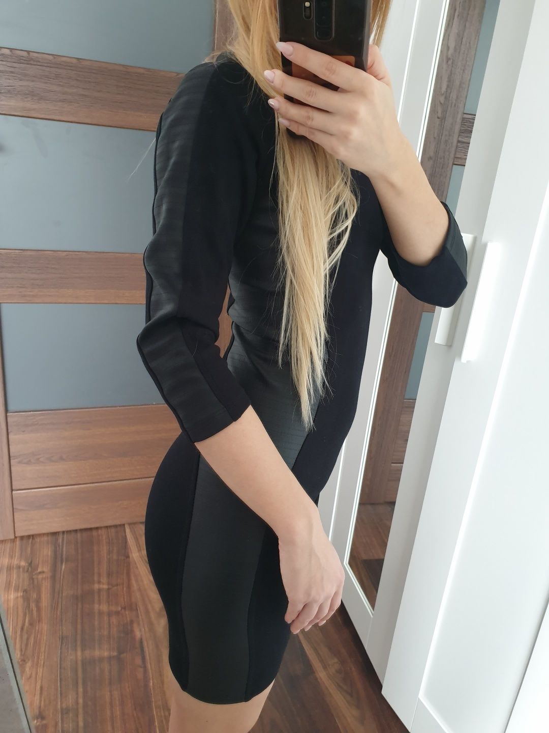 Czarna sukienka mini skórzane wstawki mini rękaw 3/4 Clock House C&A