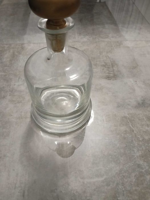 Szklana karafka stara