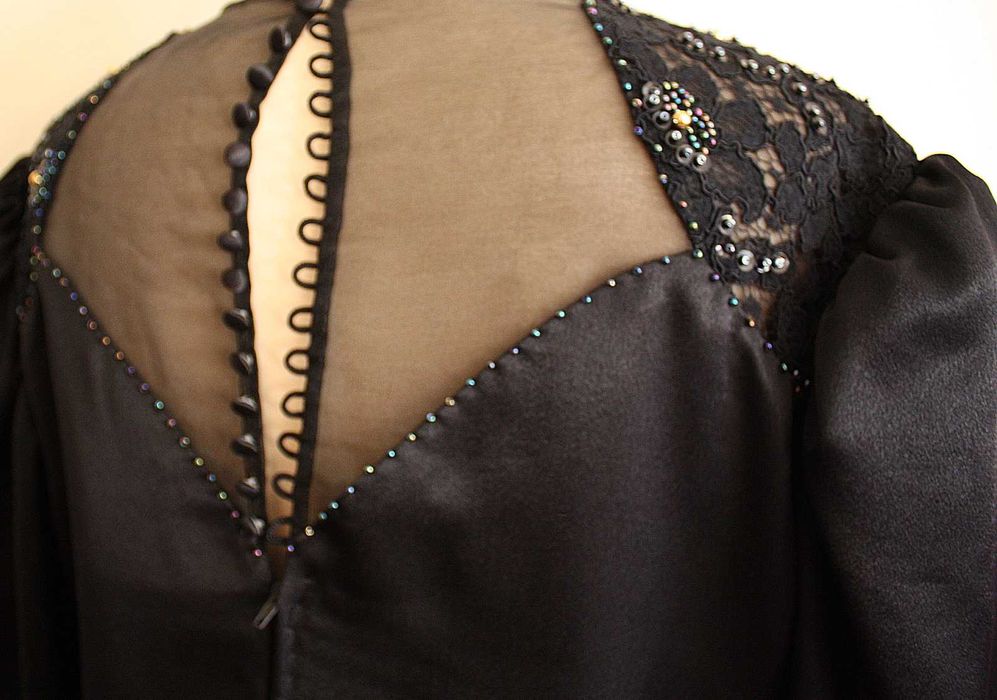 Vestido Preto Vintage com Apliques, Renda e Lantejoulas
