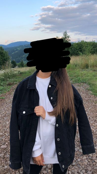 Джинсова куртка чорного кольору