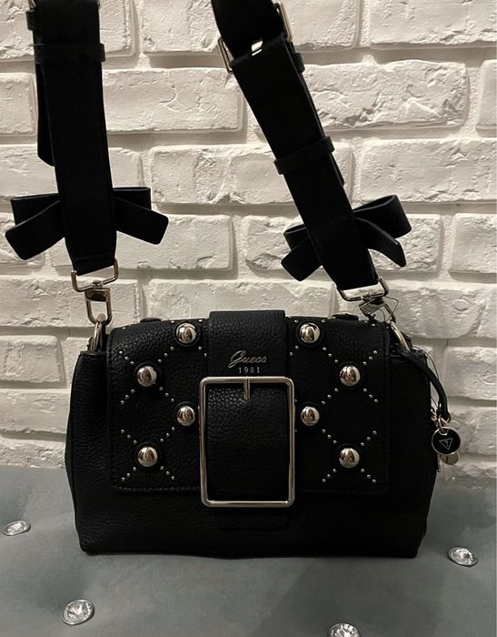 Czarna torebka Guess