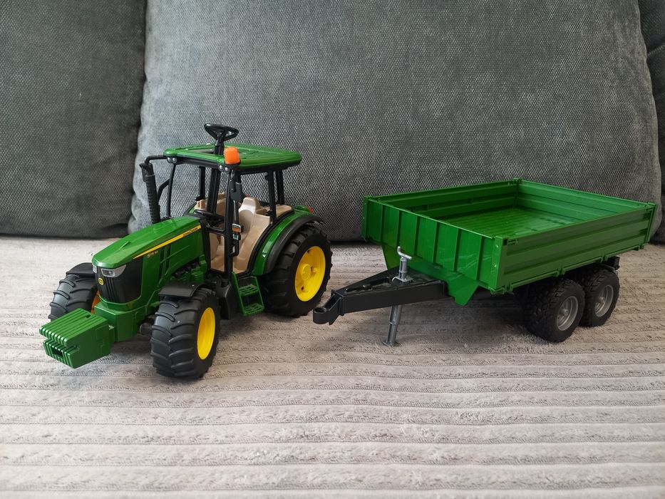 Трактор John Deere з причепом від Bruder