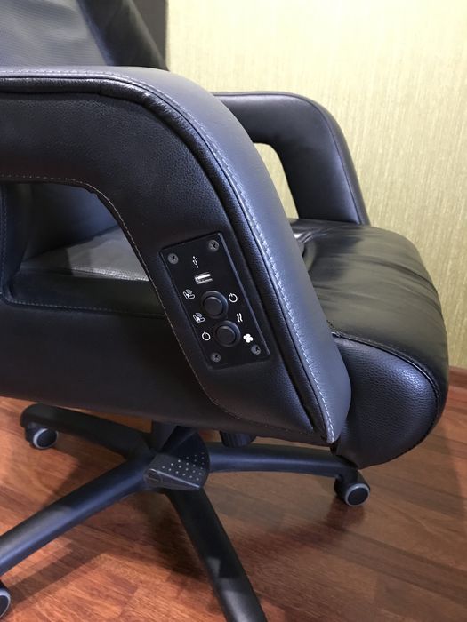 Кресло офисное, кожаное, массажное.